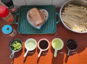 准备好食材跟配料，培根从中间切开、金针菇洗净去根。