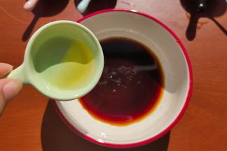 接下来调个料汁，把备好的酱油、蚝油、米醋、梅酒倒入一个小碗内，简单搅拌混合。