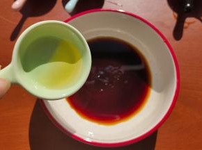 接下来调个料汁，把备好的酱油、蚝油、米醋、梅酒倒入一个小碗内，简单搅拌混合。