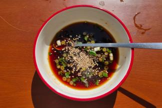 然后再加入细砂糖、熟白芝麻、葱花，一并倒入50-60g纯净水，轻轻的搅拌均匀。