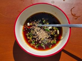 然后再加入细砂糖、熟白芝麻、葱花，一并倒入50-60g纯净水，轻轻的搅拌均匀。
