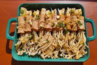 在表面撒上一点现磨胡椒粉，如果芝麻不是很多可撒上一点。