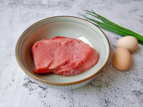 今天的肉馅加两个鸡蛋。