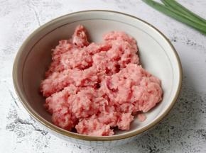 猪肉切片再剁碎。