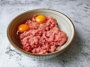 加入两个鸡蛋。