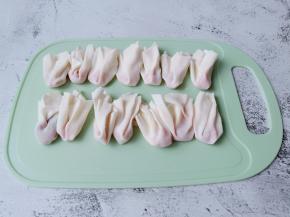 抽出筷子，拿馄饨皮的手，手心向下一捏就好了，是不是很方便。