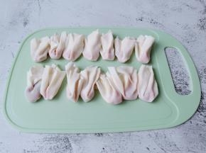 抽出筷子，拿馄饨皮的手，手心向下一捏就好了，是不是很方便。