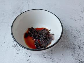 紫菜加生抽与芝麻油，葱花调一个汤底。