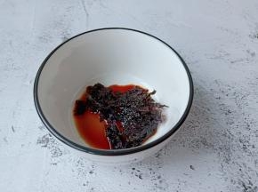 紫菜加生抽与芝麻油，葱花调一个汤底。