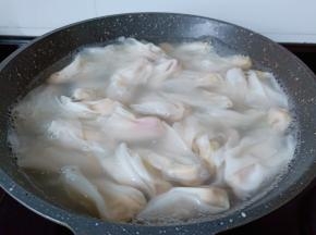 水开下馄饨大火煮开。