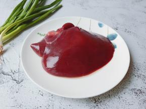 买回的猪肝清水水冲洗干净，加上一点白
醋浸泡半个小时。