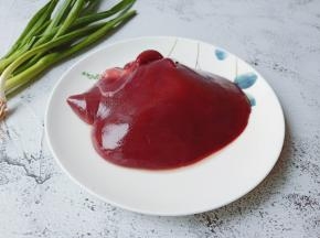 买回的猪肝清水水冲洗干净，加上一点白
醋浸泡半个小时。