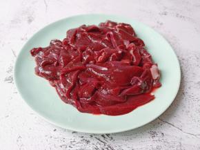 将猪肝改刀切片，这样炒出来的猪肝有弹性，如果切得太薄，猪肝受热后反倒容易变硬。