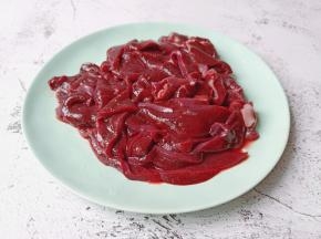 将猪肝改刀切片，这样炒出来的猪肝有弹性，如果切得太薄，猪肝受热后反倒容易变硬。