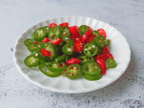 青红辣椒切成辣椒圈。