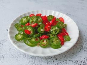 青红辣椒切成辣椒圈。