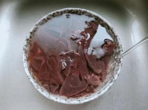 切片后的猪肝加一点点盐揉搓一下用清水漂洗几次。