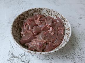 漂洗好的猪肝颜色变淡了。