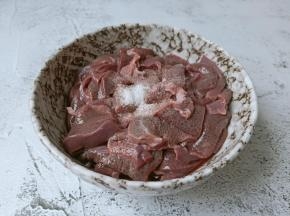 冲洗加一点盐与料酒，白胡椒粉抓均匀。