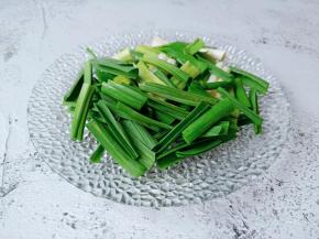 大蒜苗切寸断。