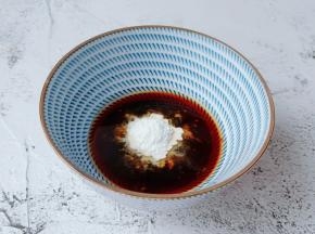 碗里调一个汁【生抽，料酒，蚝油，醋，淀粉各一勺，白糖半勺】