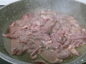 炒猪肝要多放一点油，油温7成热下猪肝。