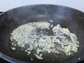 锅里重新发油，下生姜蒜炒香。