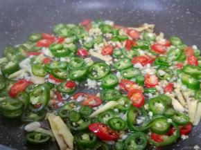 加上青红辣椒圈翻炒。