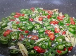 加上青红辣椒圈翻炒。