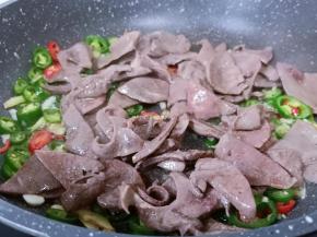 待辣椒炒到段生加入猪肝片。