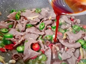 淋上调好的料汁，快速翻炒均匀。