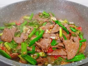 出锅前加一点大蒜苗炒熟即可出锅。