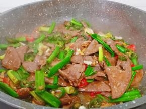 出锅前加一点大蒜苗炒熟即可出锅。