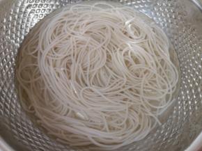 粉条提前泡软。