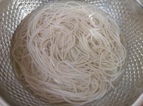 粉条提前泡软。