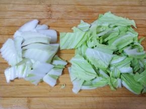 大白菜洗干净，菜梆和菜叶分开切成块。
