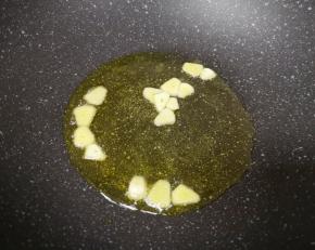 大蒜切成片，炒锅内倒适量的食用油烧热，下入蒜片炒香。