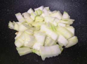 下入白菜梆翻炒均匀。