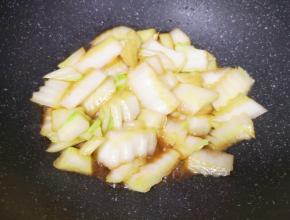 加入鲜贝露调味汁翻炒均匀。