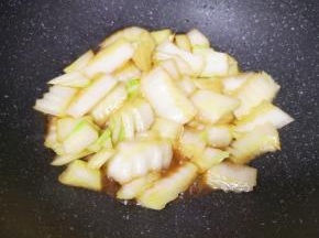 加入鲜贝露调味汁翻炒均匀。