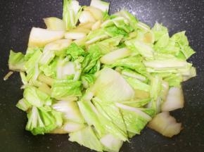 下入白菜叶翻炒均匀。