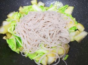 下入粉条翻炒均匀。