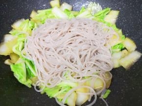 下入粉条翻炒均匀。