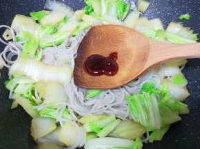 放蚝油翻炒均匀，焖一分钟左右，让粉条入味。