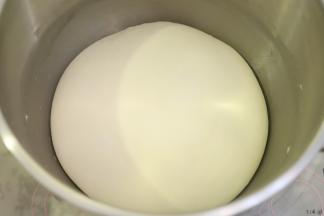 将面团搓圆放入盆内，盖上保鲜膜一发。