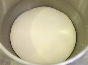 将面团搓圆放入盆内，盖上保鲜膜一发。