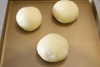 将面团轻压排气后平均分成6份，盖上保鲜膜松弛15分钟。