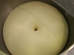 当面团发酵至2倍大时，手沾面粉，插入面团，不塌陷不回缩即发酵好了。