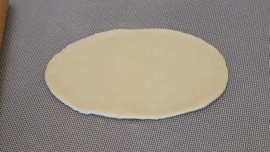 取一小份面团，擀成椭圆形。