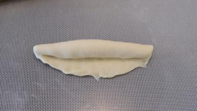 翻面，底部压平，从上往下卷。